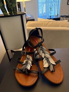 UnionBay Black Strappy Leaf-Accent Gladiator Sandals Size 6.5